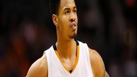 俄请求欧足联解禁遭拒：烽火连天，足球场路在何方？